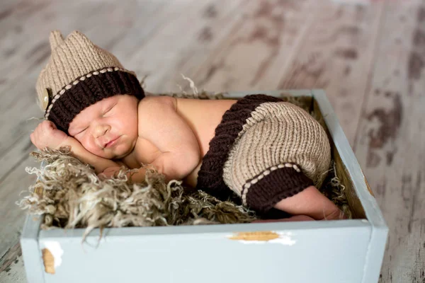 Nyfödd pojke, sover lyckligt — Stockfoto