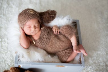 Şirin yeni doğan bebek bir oyuncak ile uyur