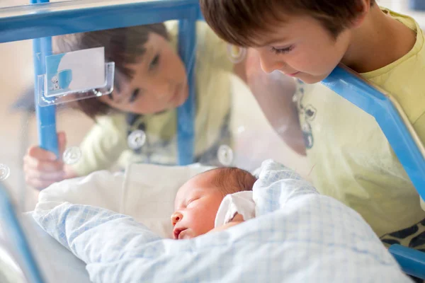 Schöner neugeborener Junge liegt in der Krippe im pränatalen Krankenhaus, — Stockfoto