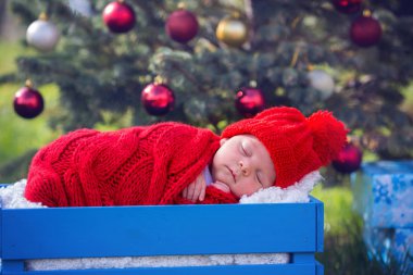 Noel Baba giysili Noel altında yalan yeni doğan bebek portresi 