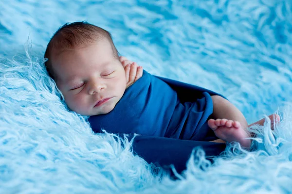 Lindo bebé, durmiendo pacíficamente envuelto en una envoltura azul —  Fotos de Stock