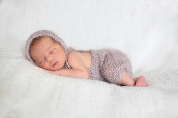 Neugeborener Junge, der glücklich schläft — Stockfoto