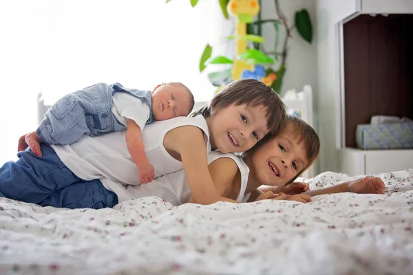 Zwei Kinder, Kleinkind und sein großer Bruder, umarmen und küssen sich — Stockfoto