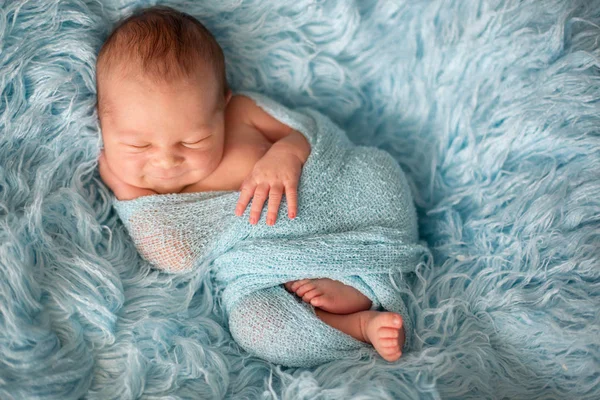 Feliz bebé recién nacido sonriente envuelto, durmiendo felizmente en piel acogedora —  Fotos de Stock