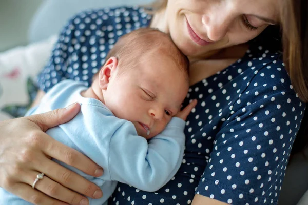 Joven madre, sosteniendo tiernamente a su bebé recién nacido —  Fotos de Stock