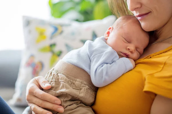 Junge Mutter hält zärtlich ihren neugeborenen Jungen — Stockfoto