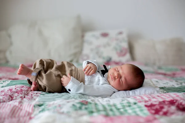 아름 다운 작은 신생아 아기, 작은 신사로 옷을 입고, — 스톡 사진