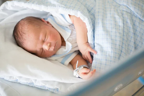 Recém-nascido deitado no berço no hospital pré-natal — Fotografia de Stock