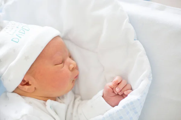 生まれたばかりの赤ちゃんの出生前の病院のベビーベッドに敷設 — ストック写真