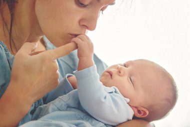 Genç anne, onun yeni doğan bebek çocuk evde öpüşme