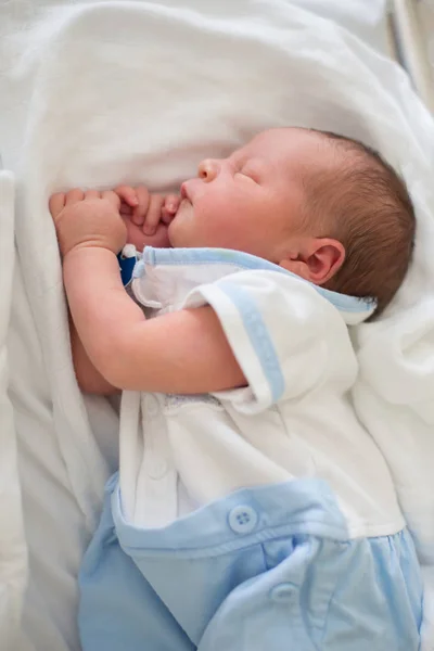 Newborn baby laying in crib in prenatal hospital — Stock Photo, Image