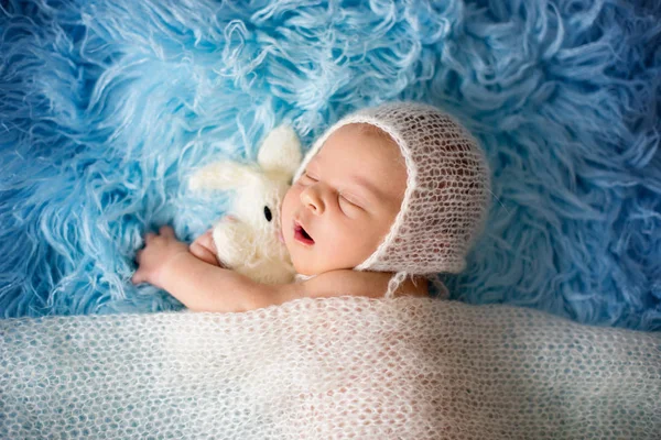 Pequeño niño recién nacido lindo, durmiendo envuelto en una envoltura blanca —  Fotos de Stock