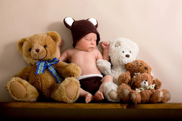 Niño recién nacido con un sombrero de oso de punto marrón y pantalones, sle —  Fotos de Stock