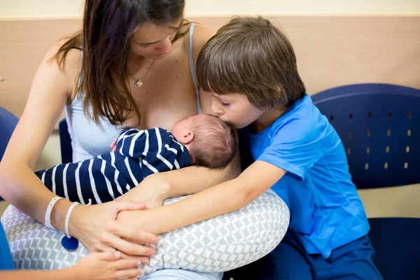 Happy mother of three children, after birth in hospital, childre — Stock Photo, Image