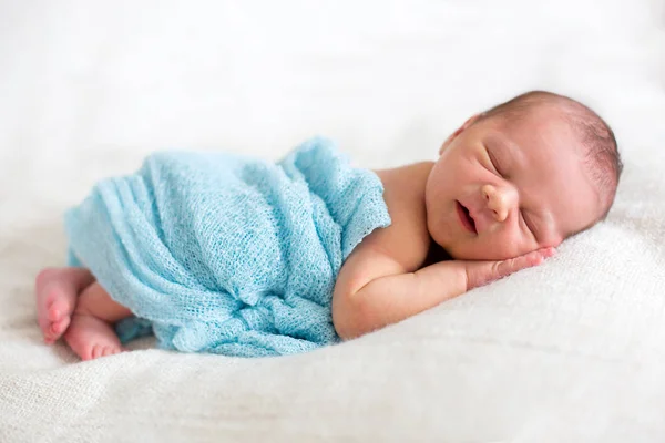 Menino recém-nascido, dormindo feliz — Fotografia de Stock