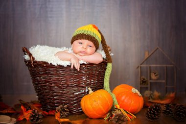 Şirin yeni doğan bebek çocuk bir sepet örme şapka ile