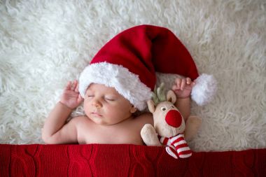 Noel Baba şapkası giyen küçük uyku yeni doğan oğlu,