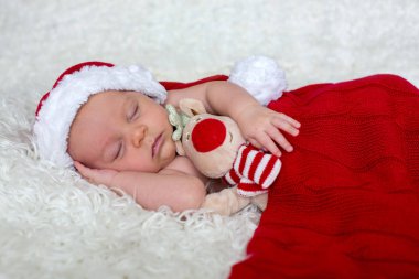 Noel Baba şapkası giyen küçük yeni doğan bebek çocuk