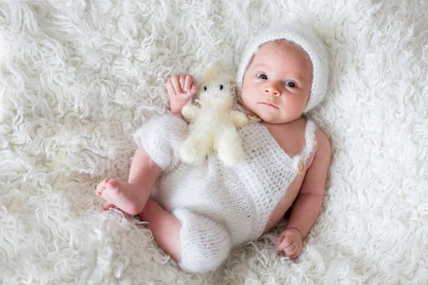 Krásný novorozený chlapeček, zvědavě hleděl na kameru — Stock fotografie