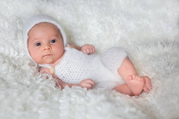 Mooie pasgeboren jongetje, nieuwsgierig kijken naar camera — Stockfoto