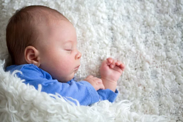 Όμορφο νεογέννητο μωρό αγόρι, στον ύπνο — Φωτογραφία Αρχείου