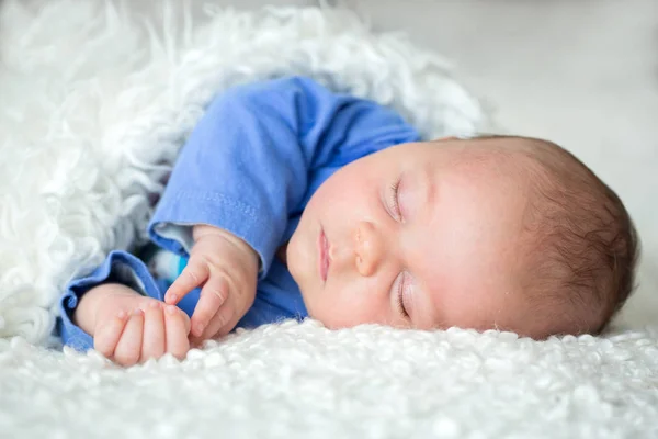 Vackra nyfödd pojke, Sover — Stockfoto