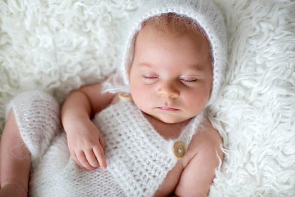 Güzel yeni doğan bebek çocuk, uyku