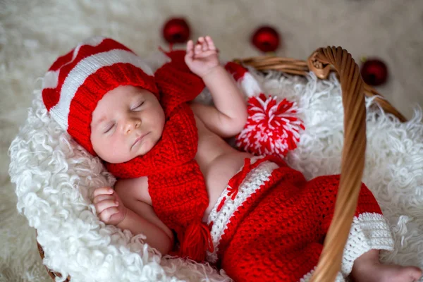 Pequeño bebé recién nacido dormido, con sombrero de Santa — Foto de Stock