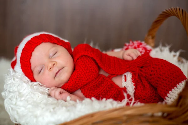 Piccolo bambino appena nato addormentato, indossa il cappello di Babbo Natale — Foto Stock