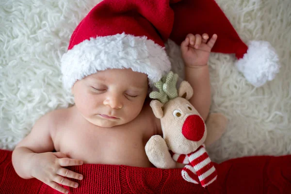 Menino recém-nascido adormecido, usando chapéu de Pai Natal — Fotografia de Stock