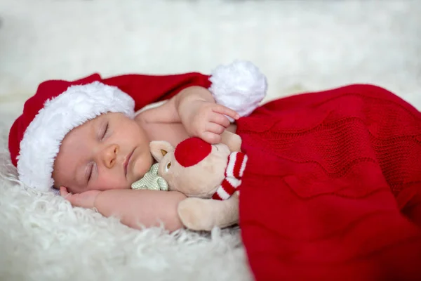 Kleiner schlafender neugeborener Junge mit Weihnachtsmütze — Stockfoto