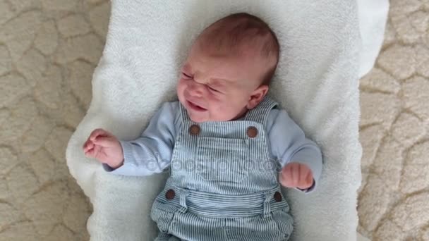 Lindo bebé recién nacido empezando a llorar — Vídeos de Stock