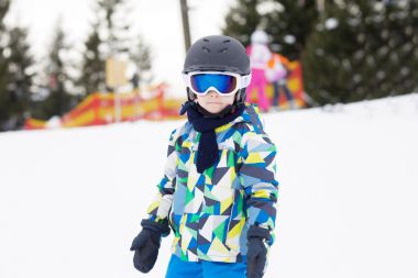 Genç çocuk, Avusturya Kayak merkezinde kar yamaçta Kayak