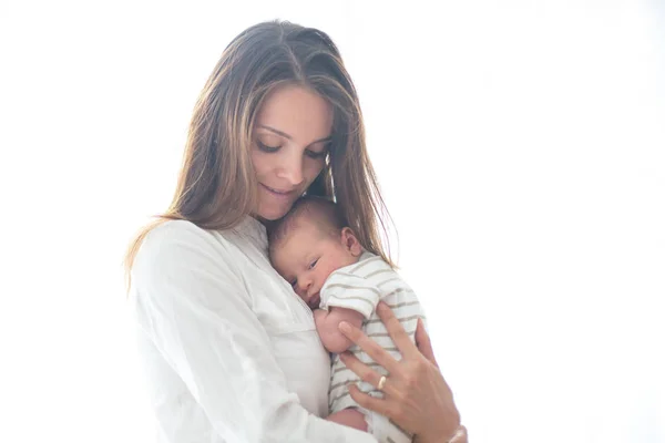 Jonge moeder, houden haar pasgeboren babyjongen — Stockfoto