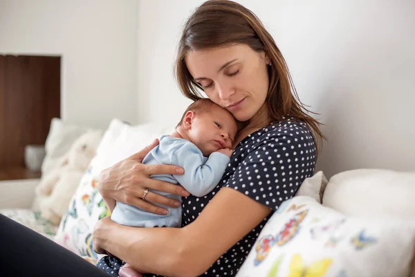Güzel bebek çocuk Anneannelerin kollarında — Stok fotoğraf