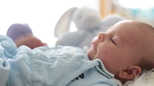 Gyönyörű fiú, gyengéden ölelkezik és törődik az újszülött kisöccsével otthon. Családi szerelem boldogság koncepció — Stock videók