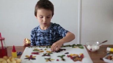 Tatlı çocuk, çocuklar, yaprakları Okulu, sonbahar zamanında sanat ve el sanatları tutkal kullanarak uygulama