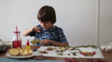 Tatlı çocuk, çocuklar, yaprakları Okulu, sonbahar zamanında sanat ve el sanatları tutkal kullanarak uygulama