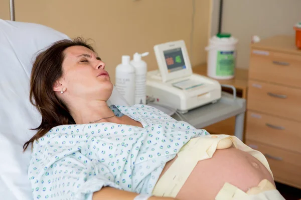 A szállítási szobában terhes nő — Stock Fotó