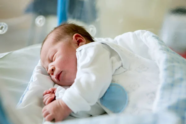 Newborn baby laying in crib in prenatal hospital — Stock Photo, Image