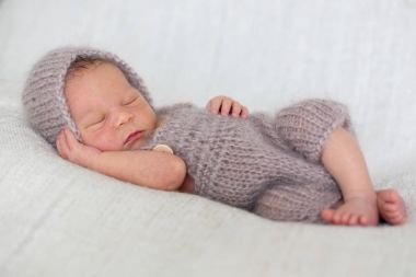 Yeni doğan bebek çocuk, mutlu bir şekilde uyku