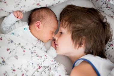 bbeautiful çocuk, hassasiyet ile sarılma ve onun yeni doğan bab