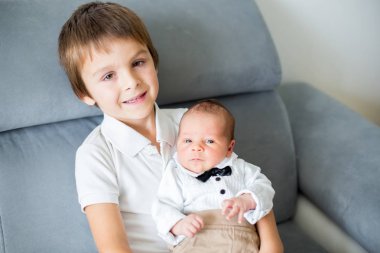 Hassasiyet ile sarılma tatlı okul öncesi çocuk ve bakımı onun biraz