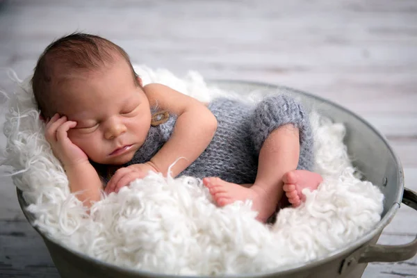 Niño recién nacido, durmiendo pacíficamente en la cesta, vestido de punto —  Fotos de Stock