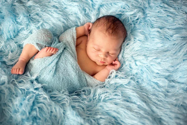 Lyckligt leende nyfött barn i sjal, sover gärna i mysig päls — Stockfoto