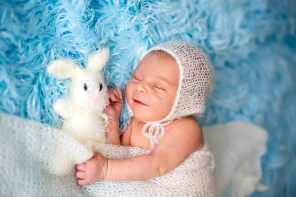 Kis aranyos újszülött fiú, hálószoba csomagolva fehér wrap — Stock Fotó