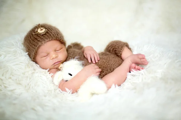 Lindo bebé recién nacido duerme con un juguete — Foto de Stock