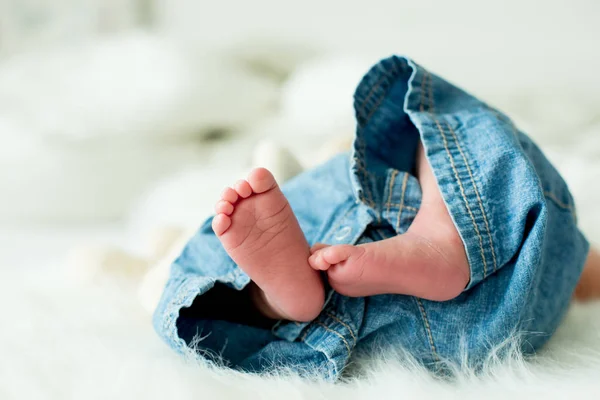 Pequeño niño pies, bebé se acuesta en la cama por la tarde — Foto de Stock