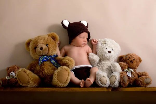Újszülött fiú visel egy barna kötött medve kalapot és nadrágot, sle — Stock Fotó