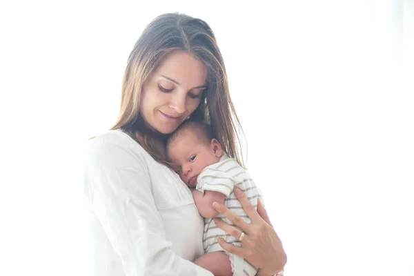 Jovem mãe, segurando seu menino recém-nascido — Fotografia de Stock